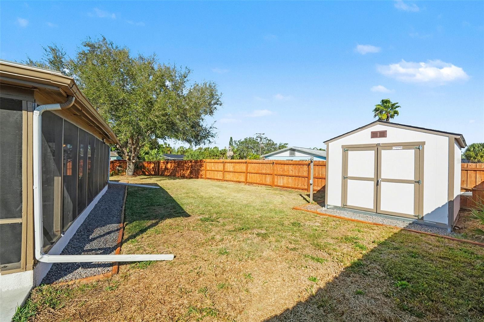 Listing photo id 26 for 557 Flame Tree Drive