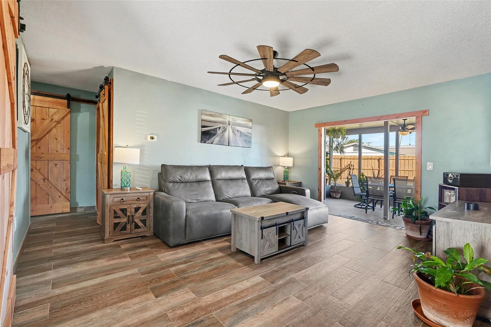 Listing photo id 4 for 557 Flame Tree Drive