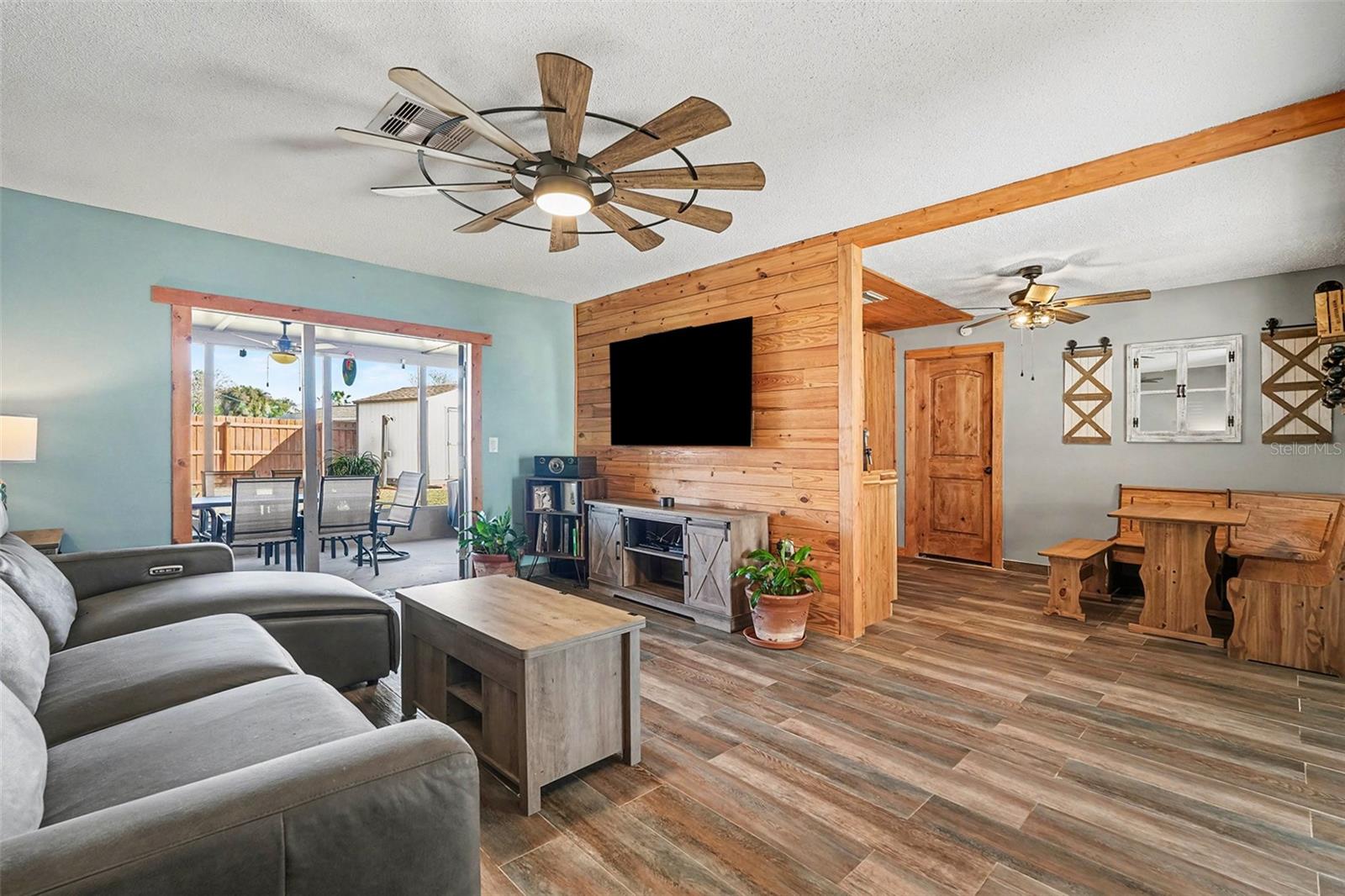 Listing photo id 5 for 557 Flame Tree Drive