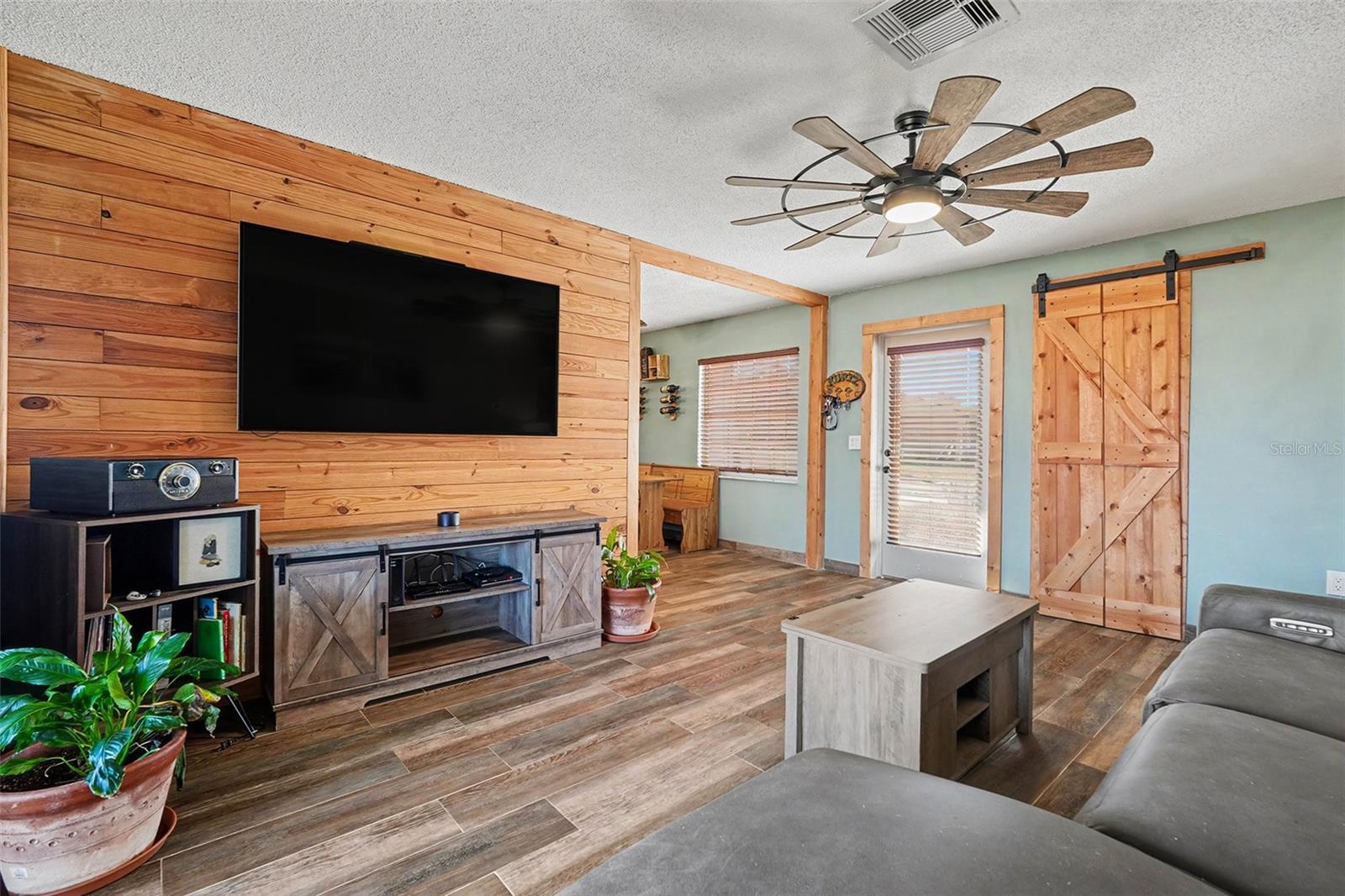 Listing photo id 6 for 557 Flame Tree Drive