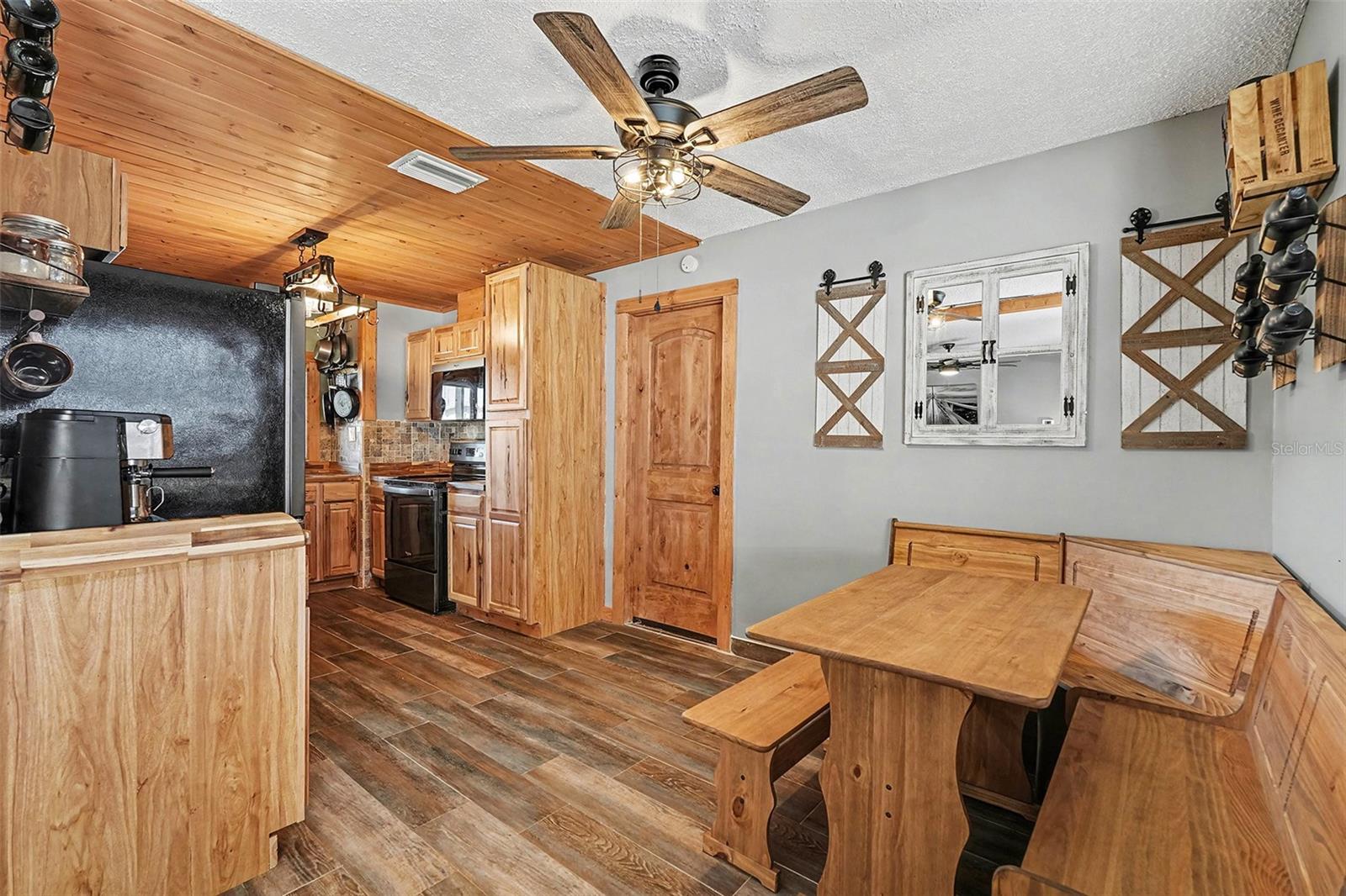 Listing photo id 7 for 557 Flame Tree Drive