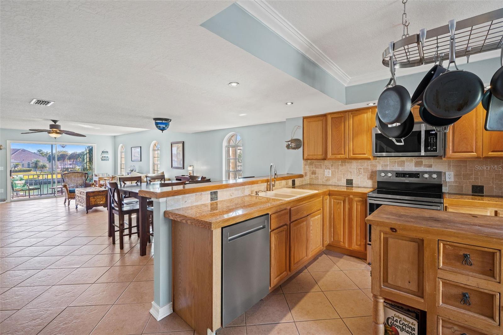 Image 15 of 82 For 637 Pinellas Bayway S 111