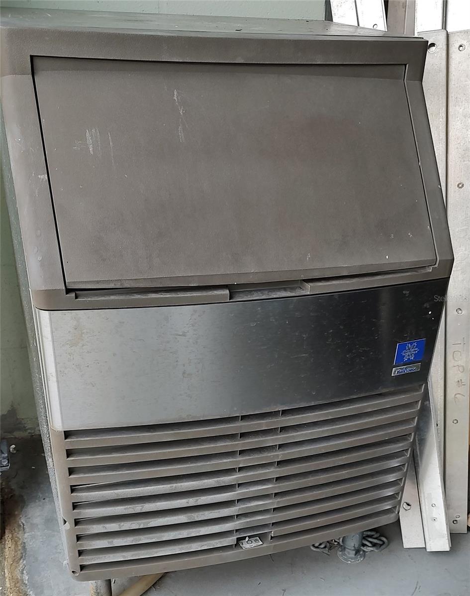 Listing photo id 9 for 3639 Hurston Street