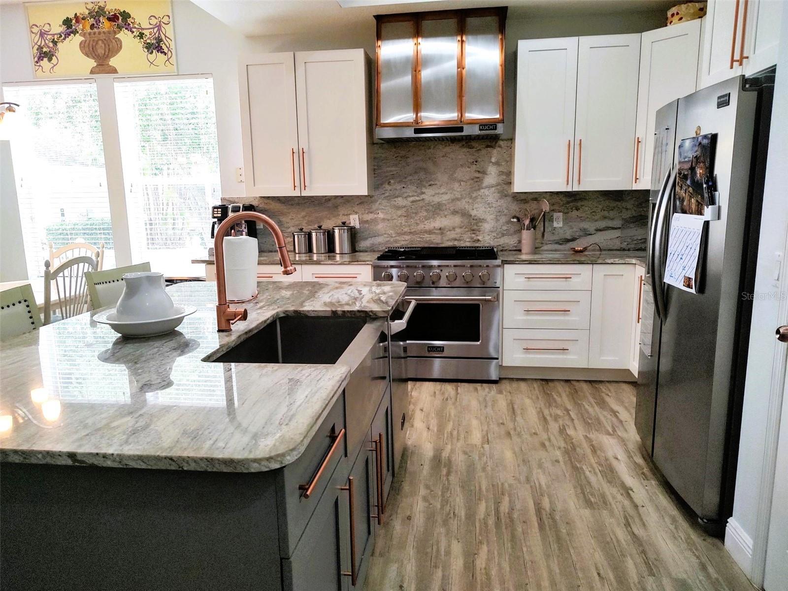 Listing photo id 10 for 3639 Hurston Street