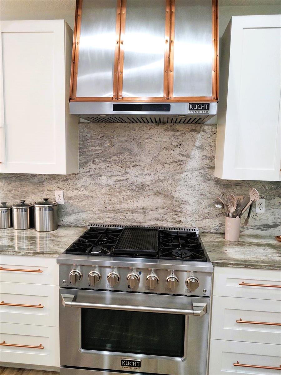 Listing photo id 13 for 3639 Hurston Street