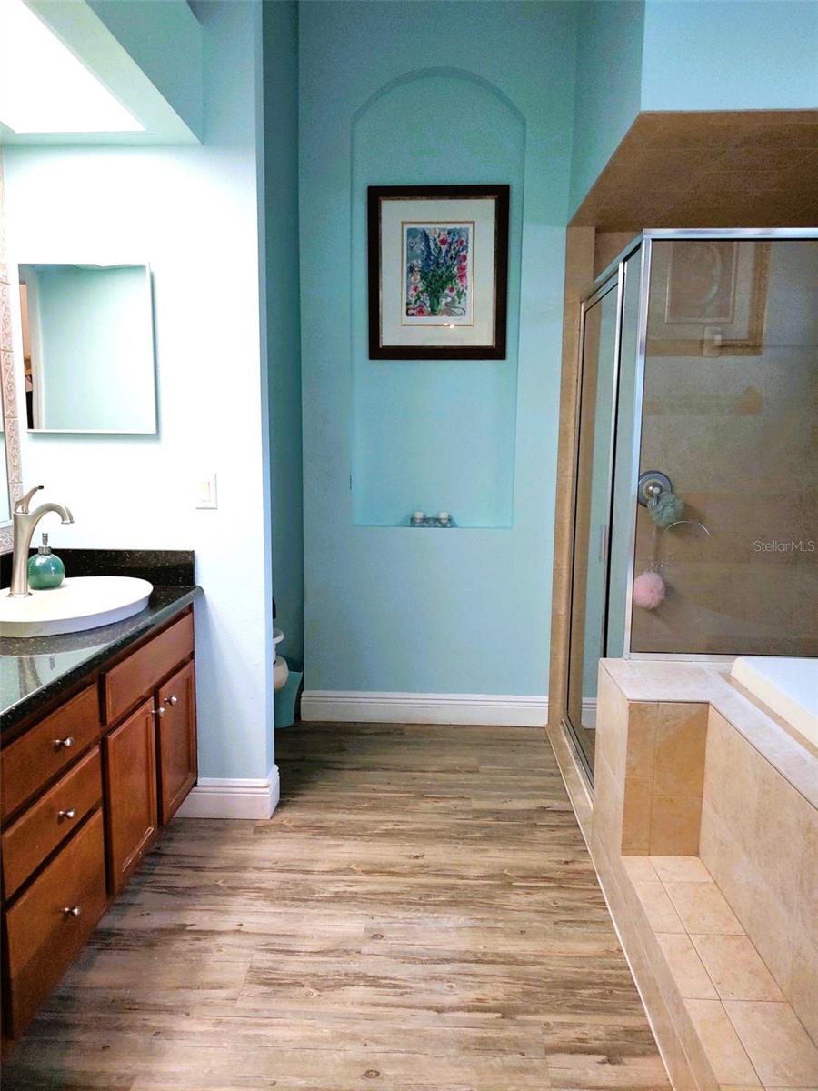 Listing photo id 18 for 3639 Hurston Street