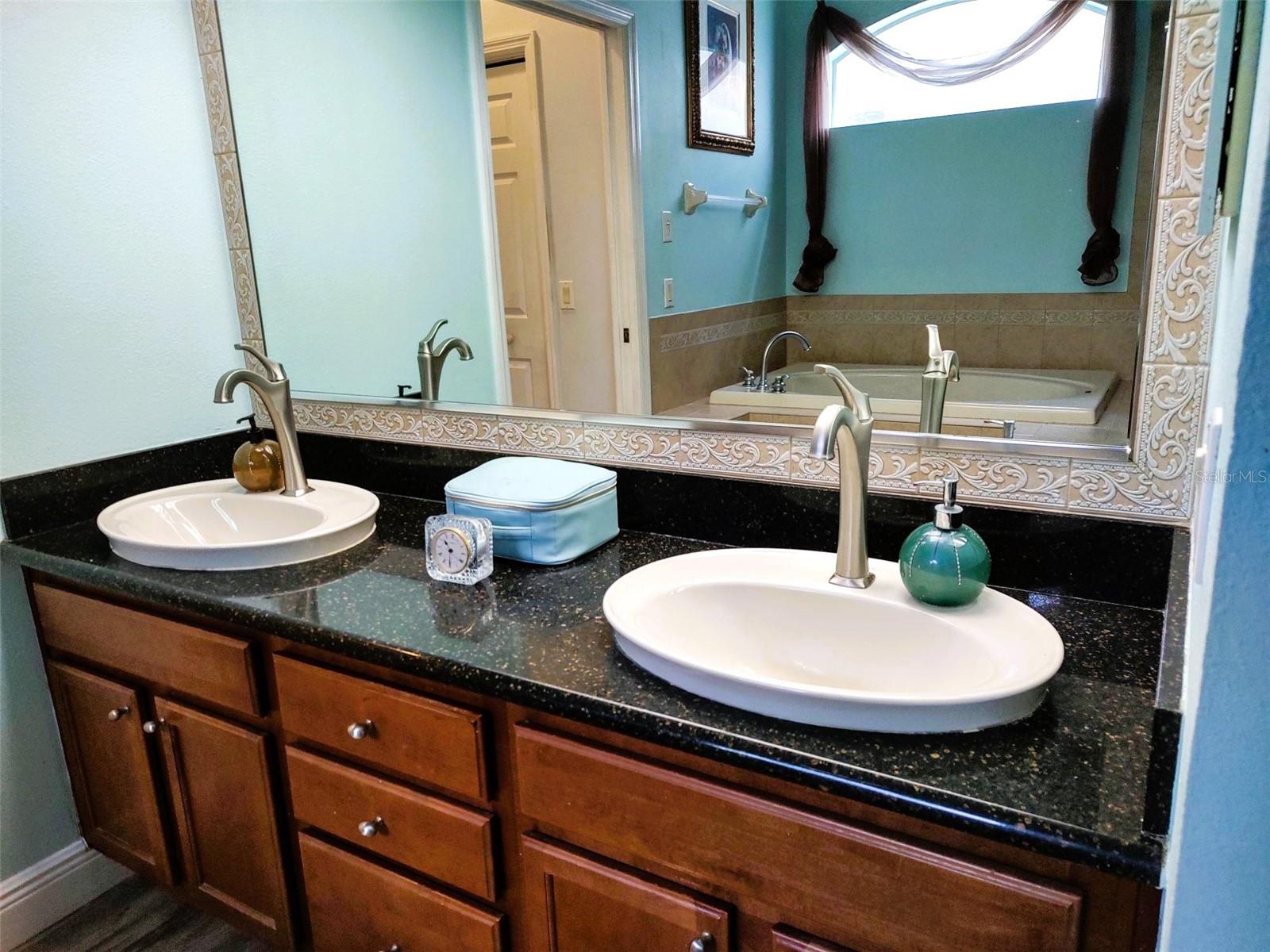 Listing photo id 19 for 3639 Hurston Street