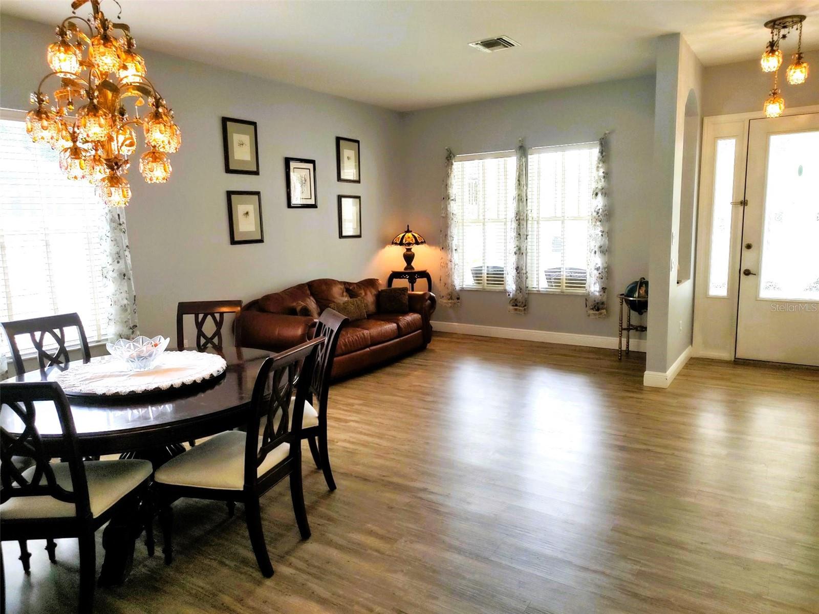 Listing photo id 5 for 3639 Hurston Street