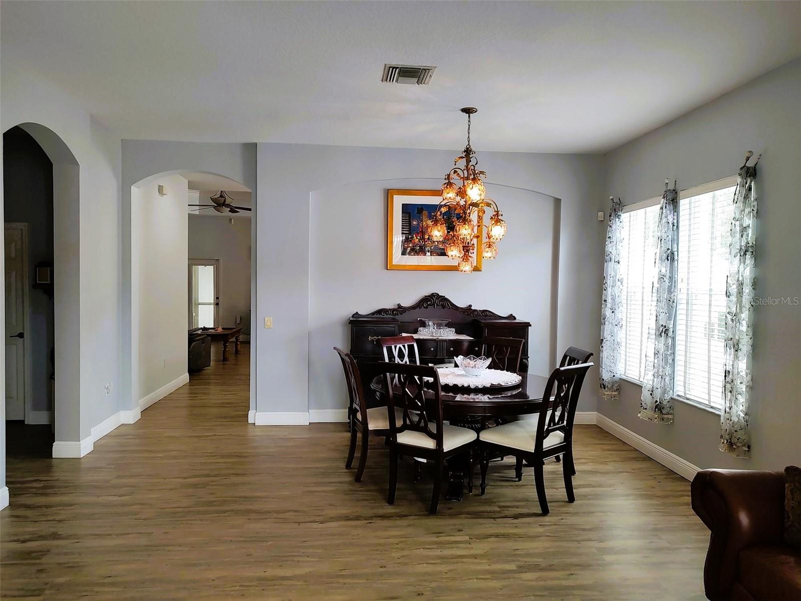 Listing photo id 7 for 3639 Hurston Street