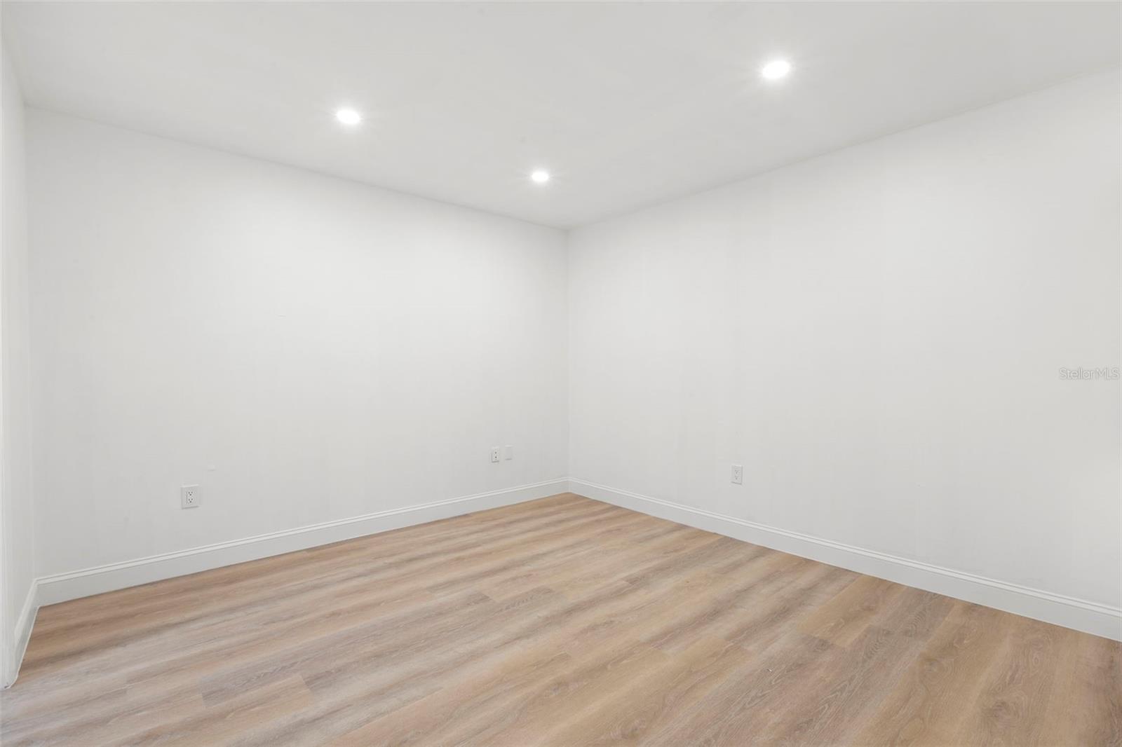 Image 30 of 50 For 1802 Mariner Drive 21