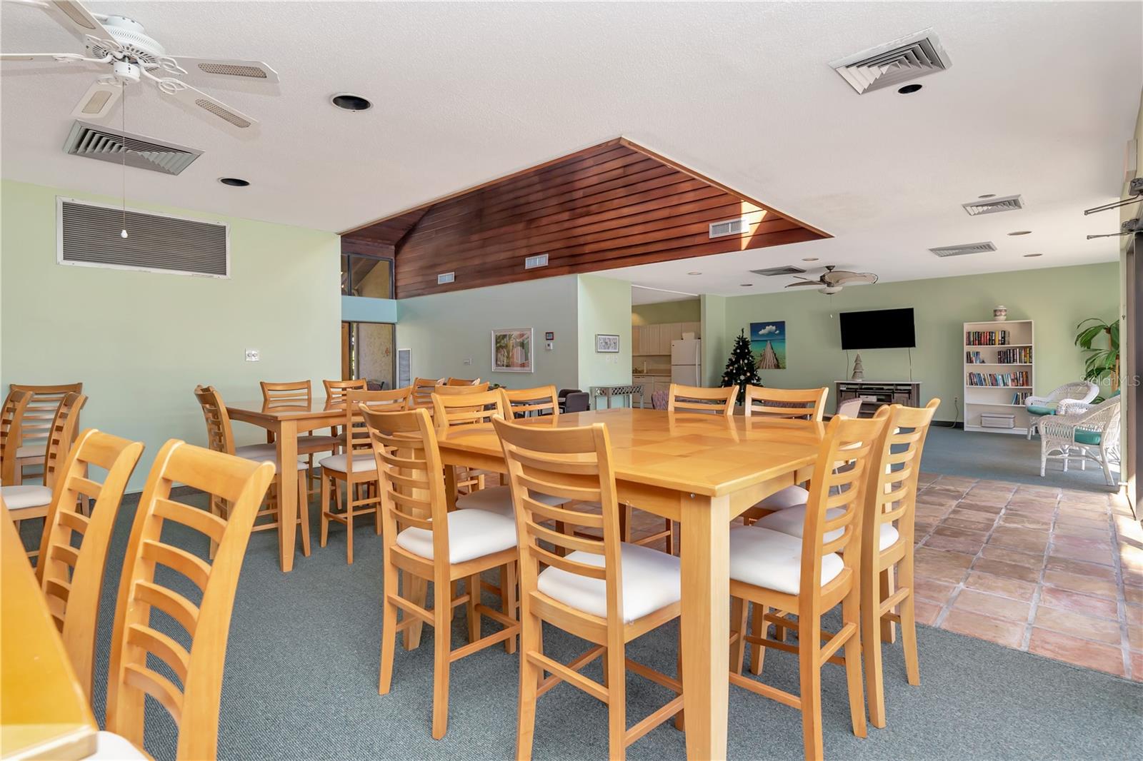 Image 32 of 34 For 11485 Oakhurst Road A105