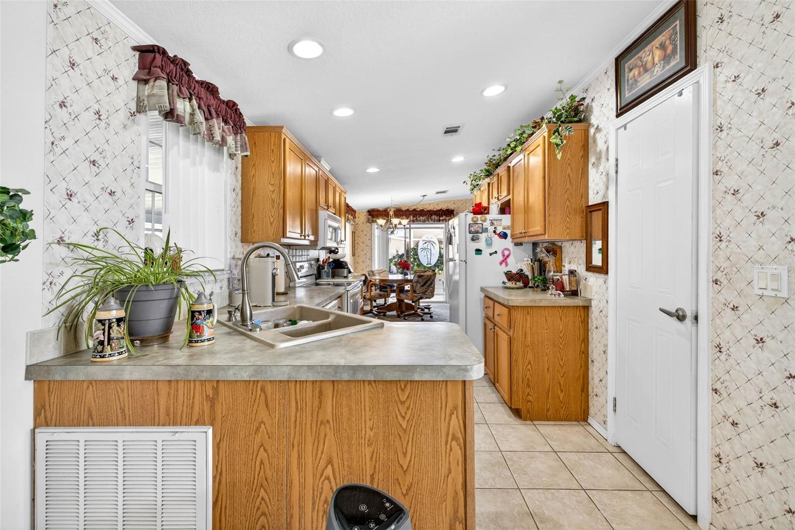 Image 9 of 50 For 10047 Equity Avenue