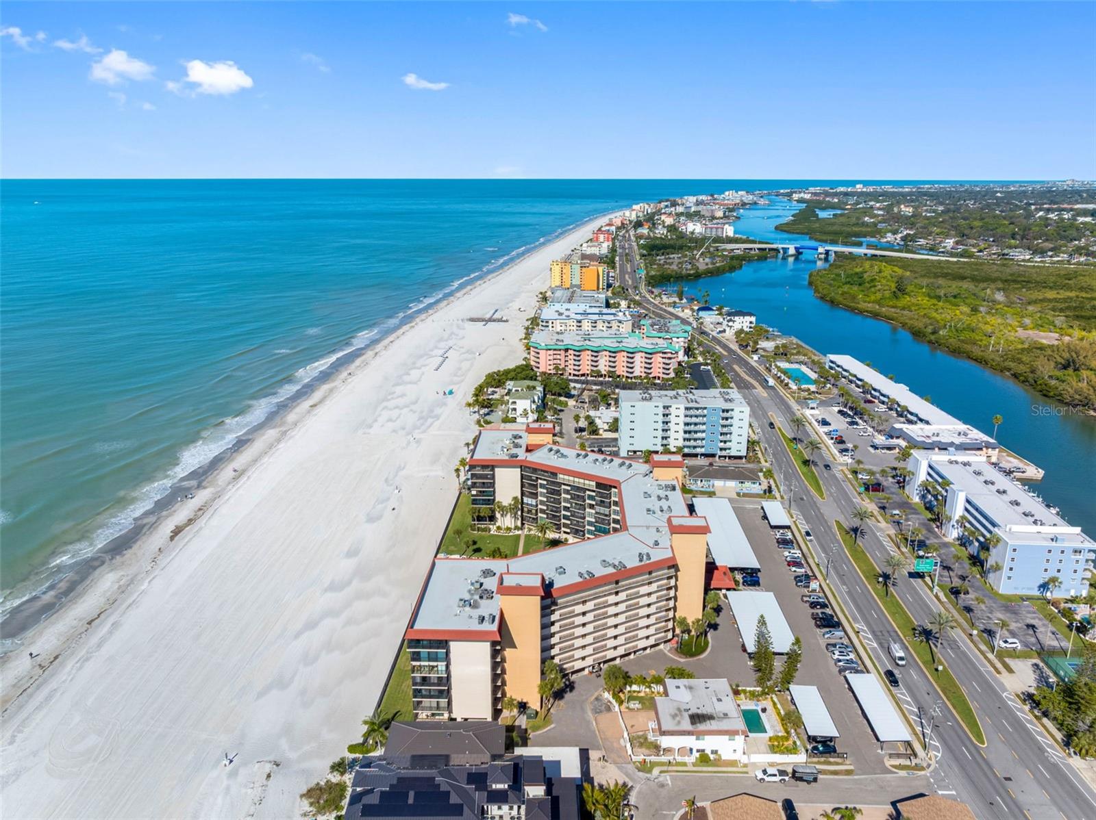 Listing photo id 16 for 18304 Gulf Boulevard 417