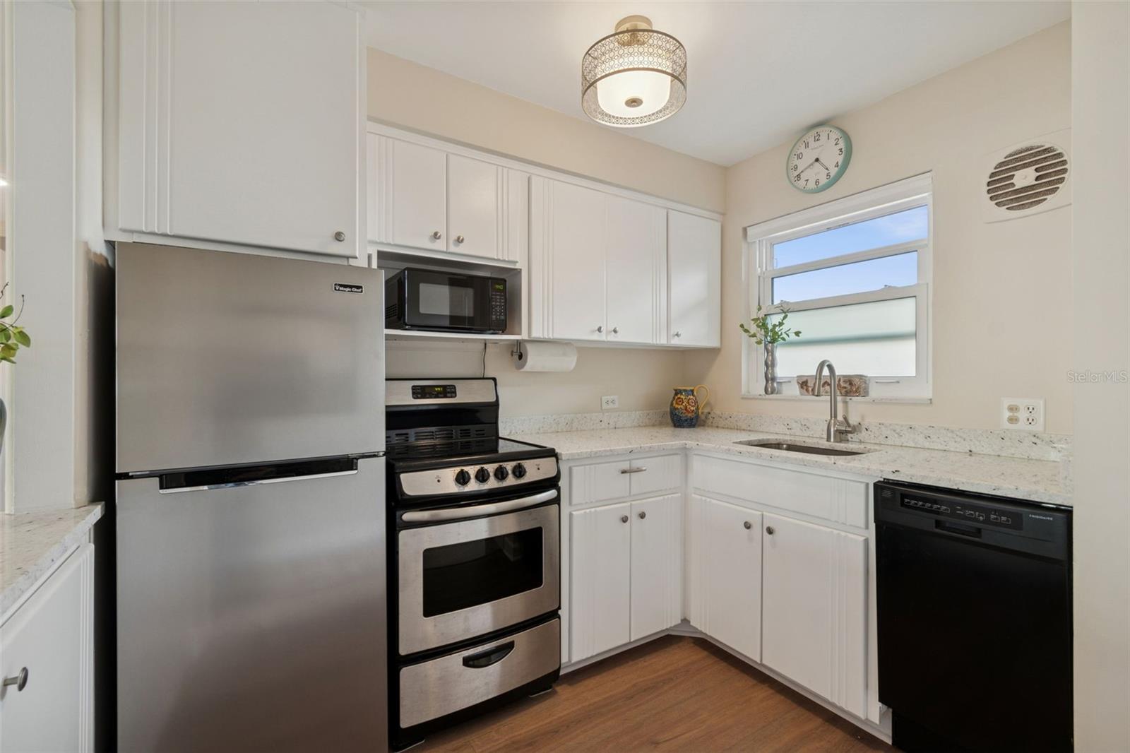 Image 14 of 39 For 750 Burlington Avenue N 4l