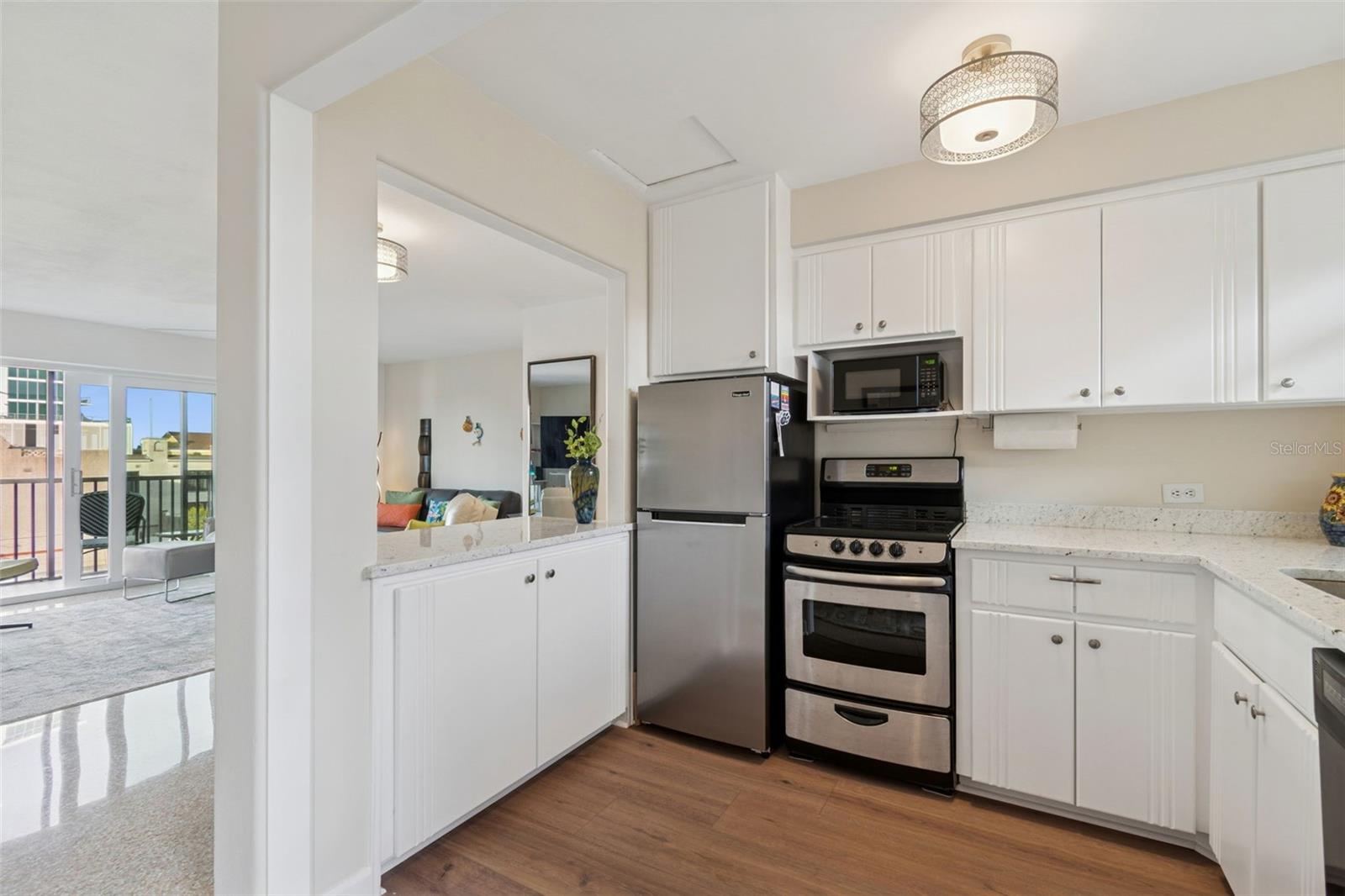 Image 15 of 39 For 750 Burlington Avenue N 4l