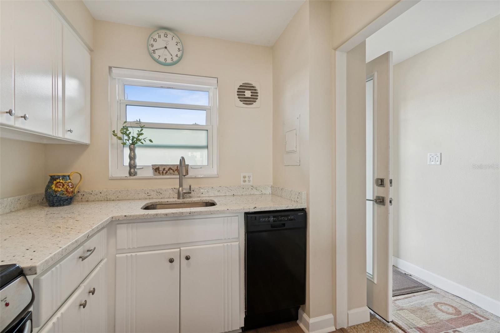 Image 16 of 39 For 750 Burlington Avenue N 4l