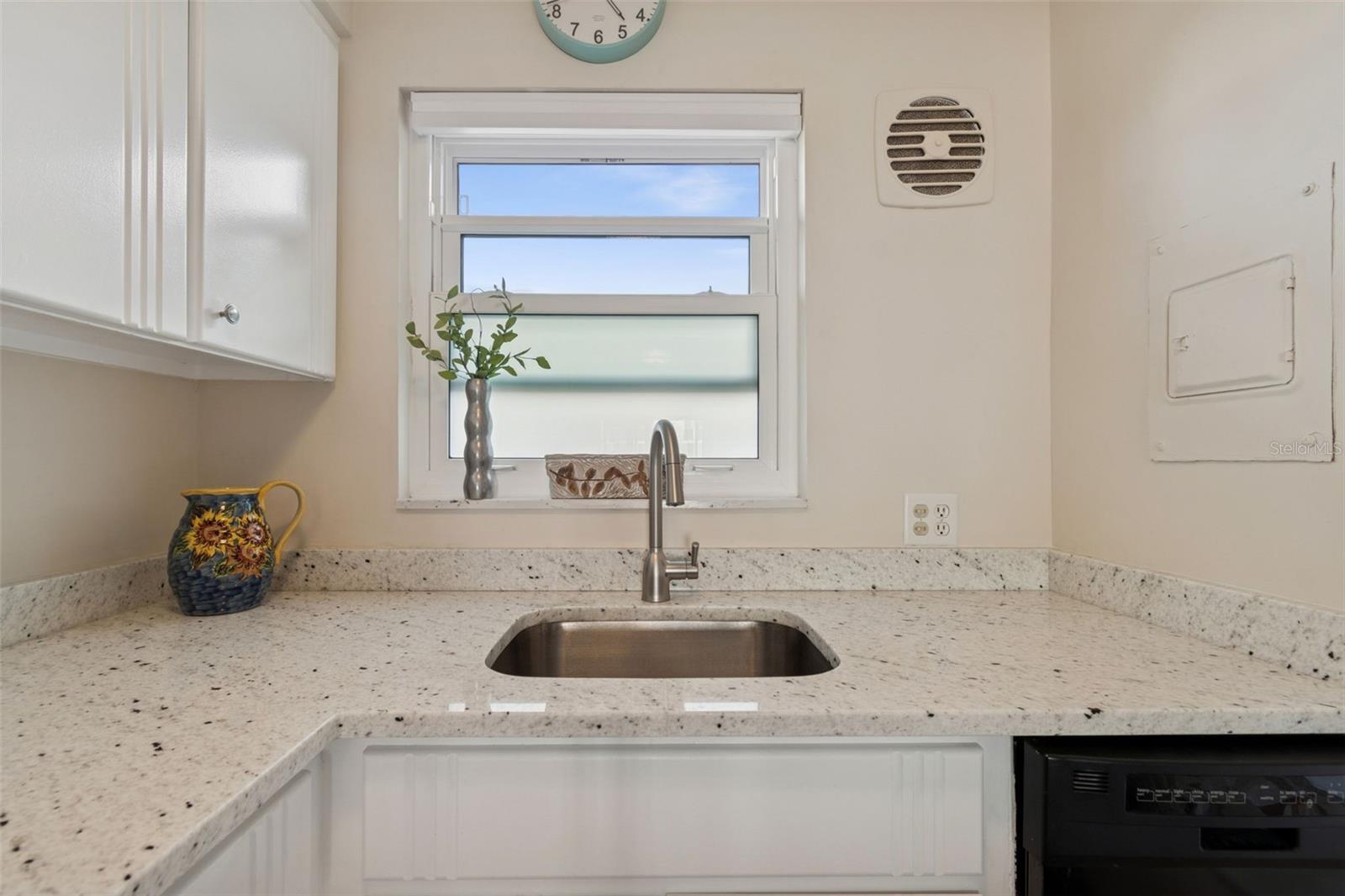 Image 17 of 39 For 750 Burlington Avenue N 4l