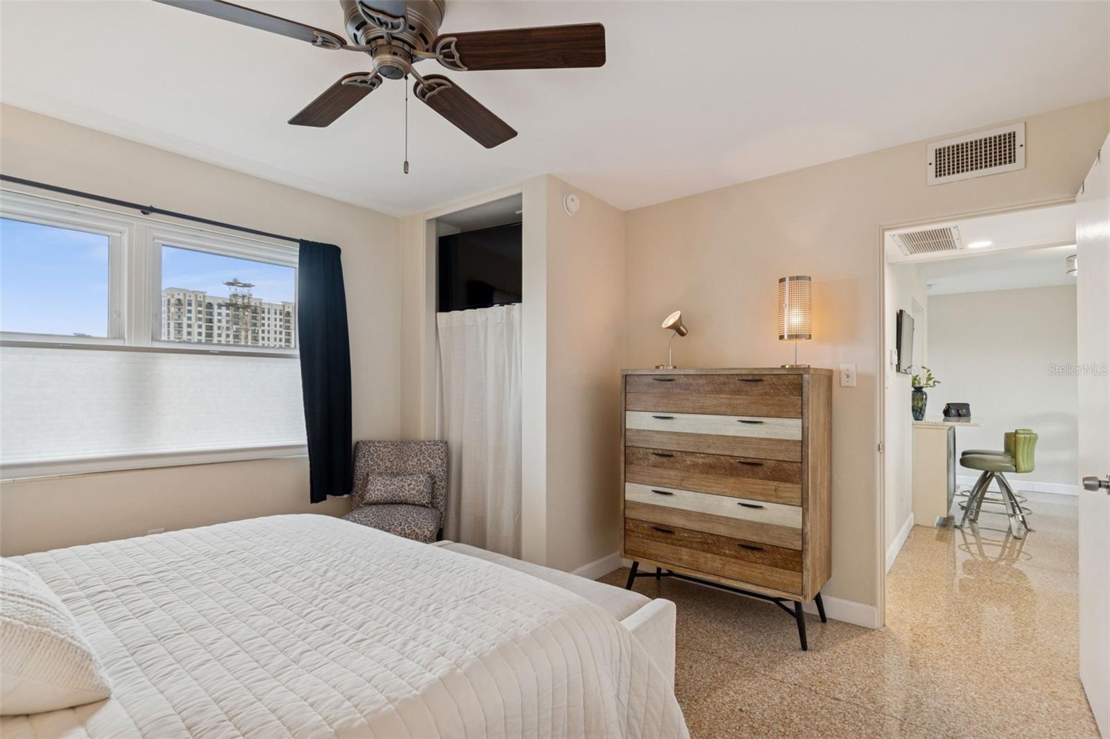 Image 28 of 39 For 750 Burlington Avenue N 4l