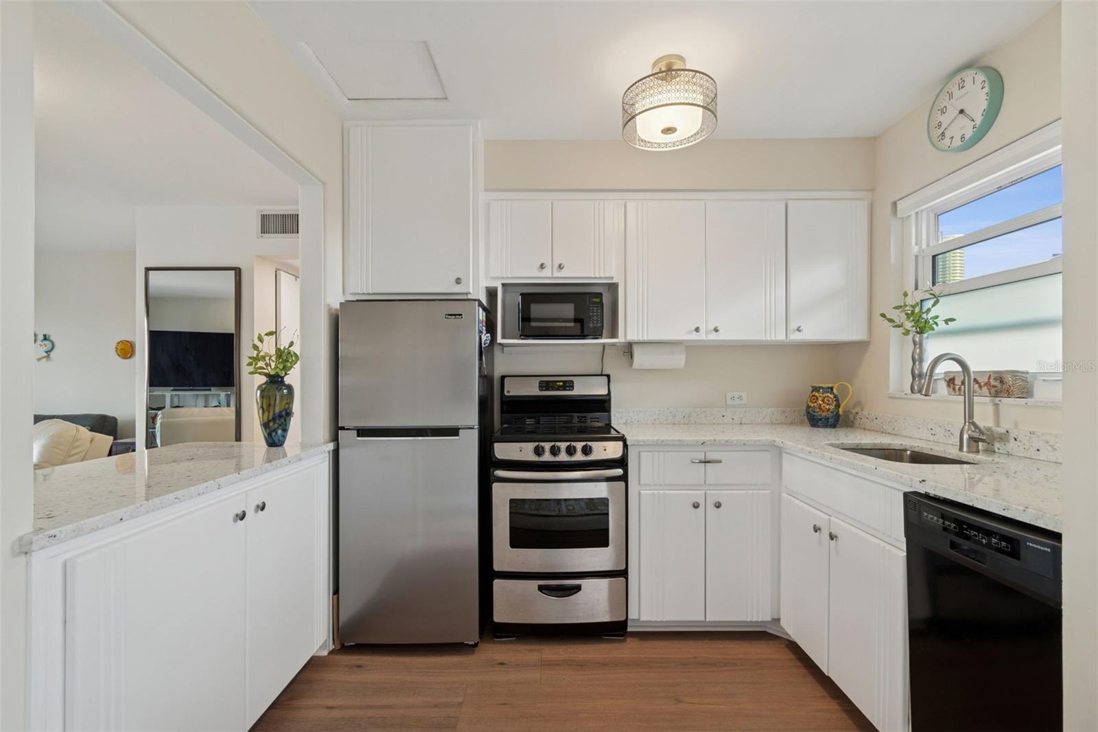 Image 3 of 39 For 750 Burlington Avenue N 4l