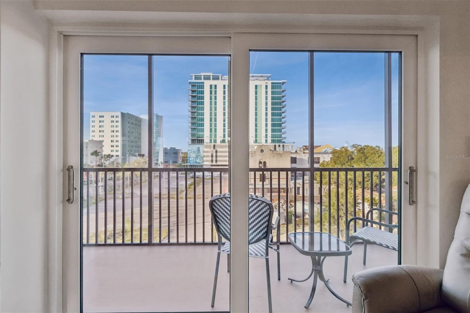 Image 7 of 39 For 750 Burlington Avenue N 4l