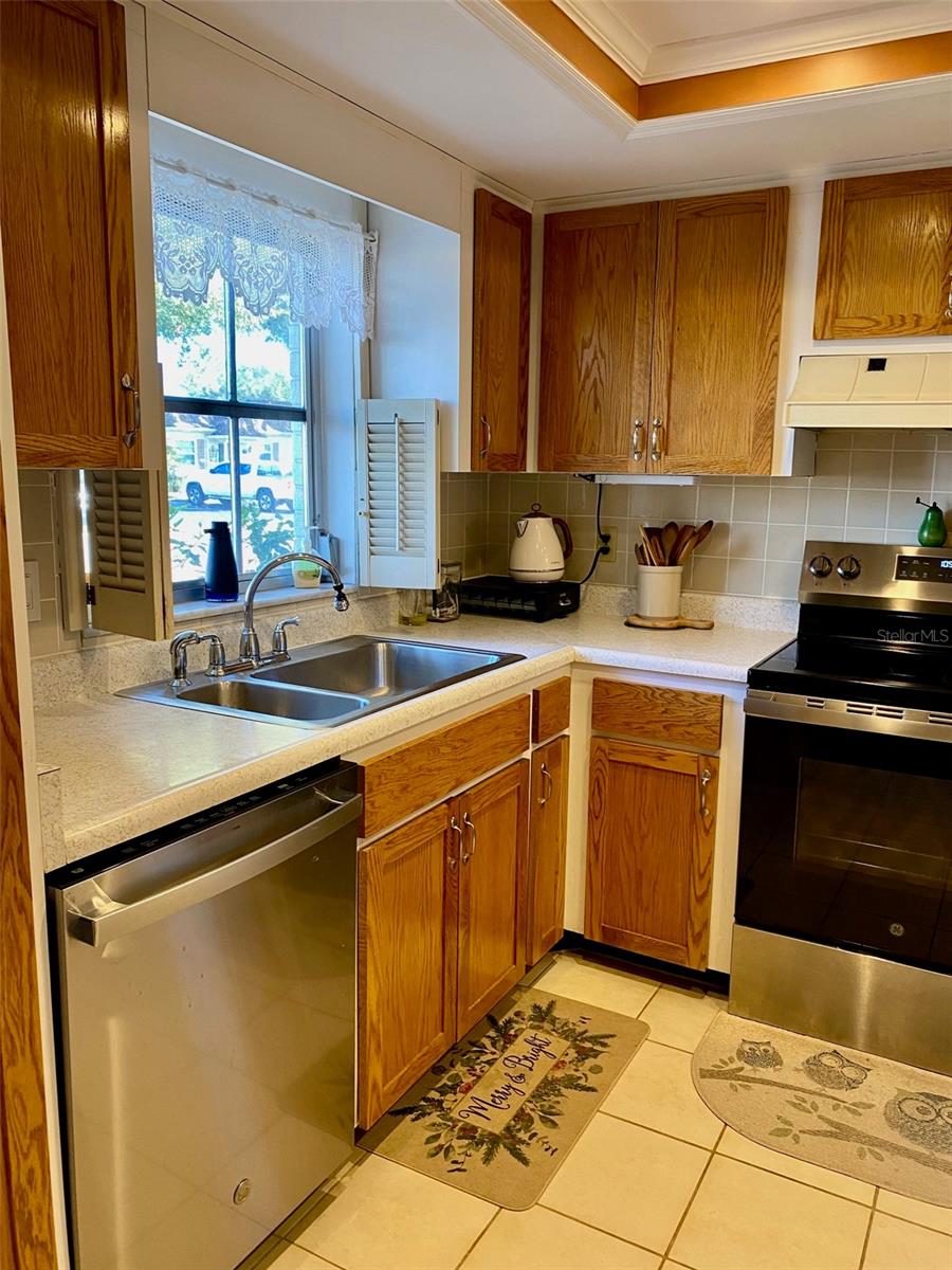 Image 4 of 30 For 1662 Lake Avenue 6