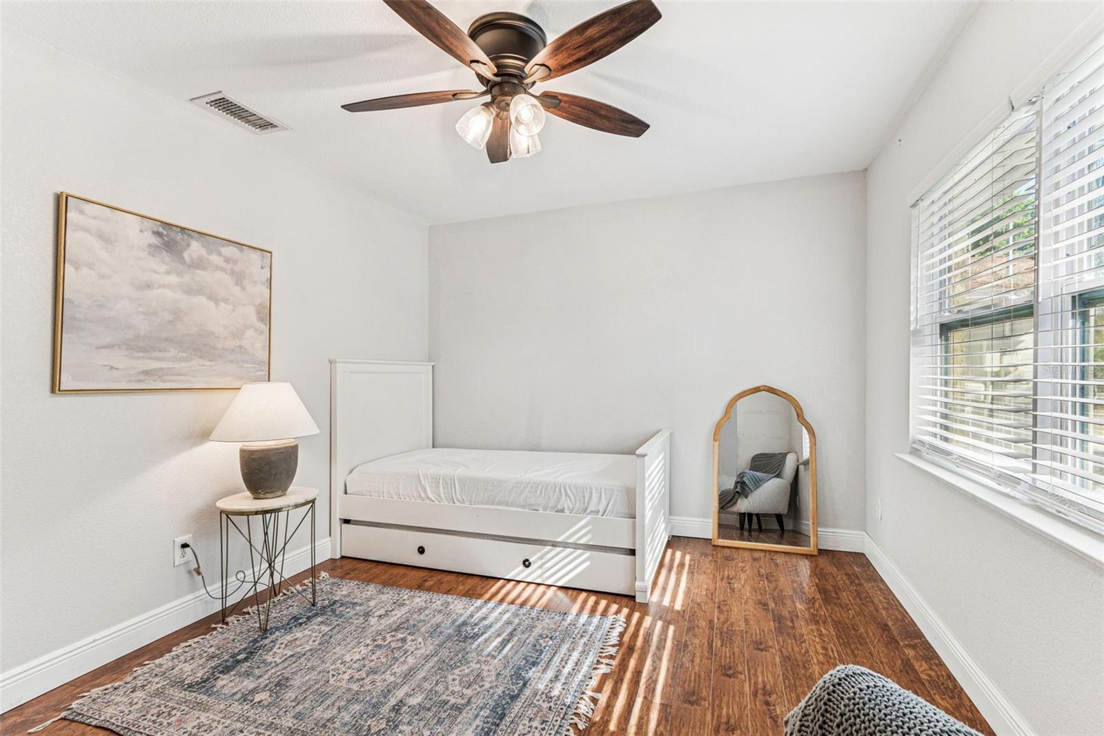 Image 17 of 47 For 727 Locust Street