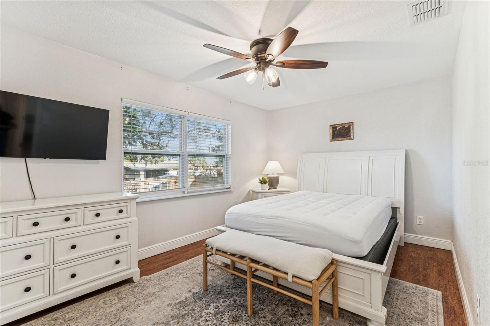 Image 21 of 47 For 727 Locust Street