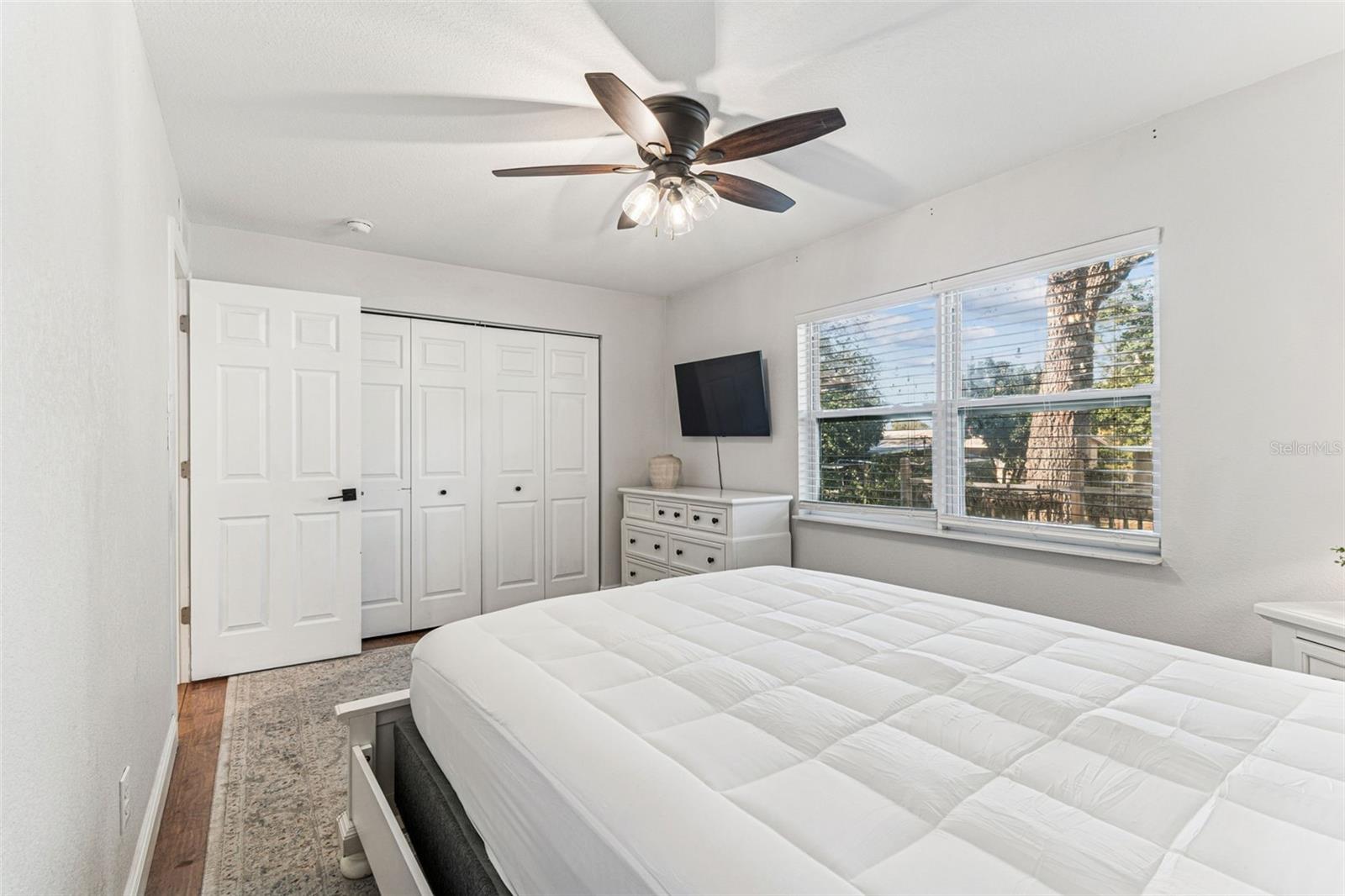 Image 23 of 47 For 727 Locust Street