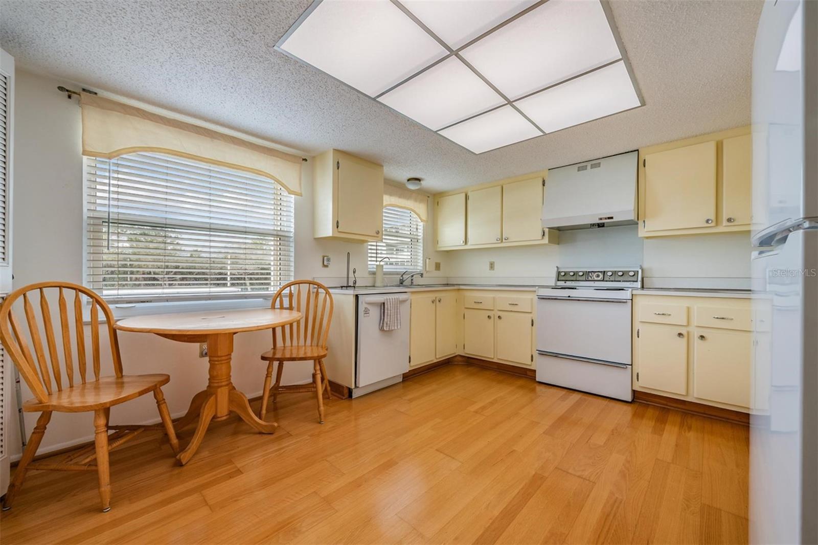 Image 10 of 60 For 9 Forbes Place 211