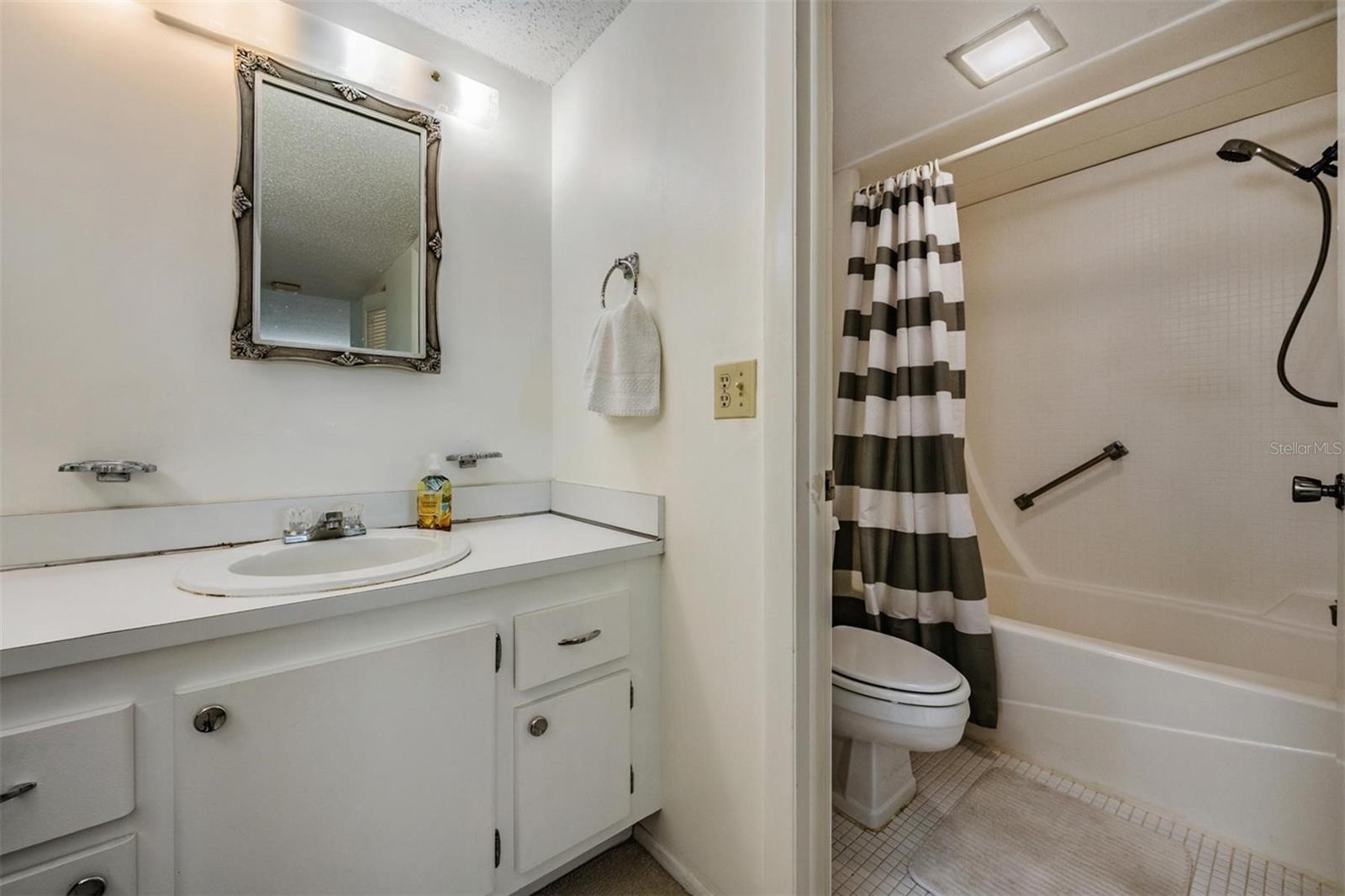 Image 14 of 60 For 9 Forbes Place 211