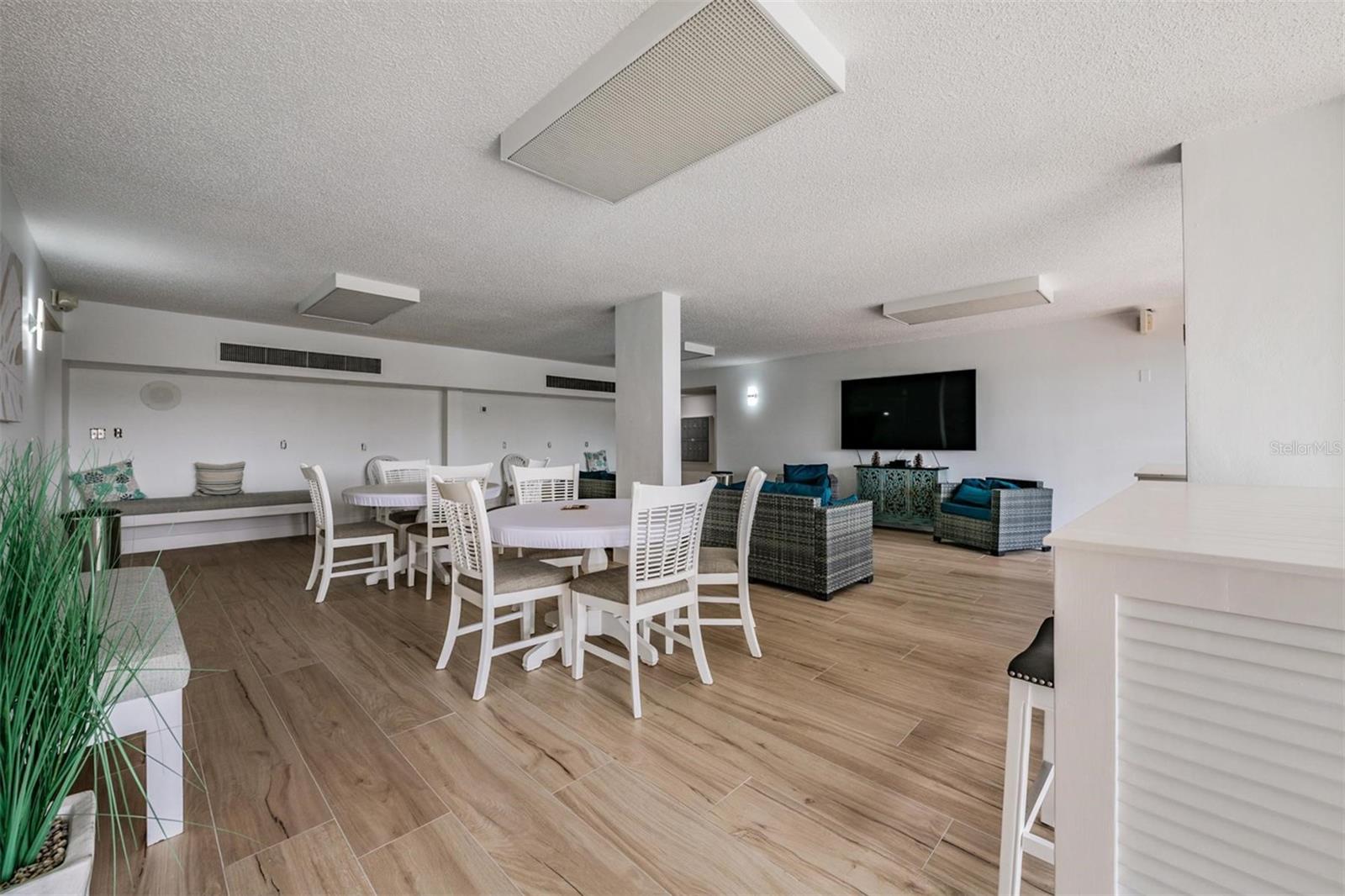 Image 22 of 60 For 9 Forbes Place 211