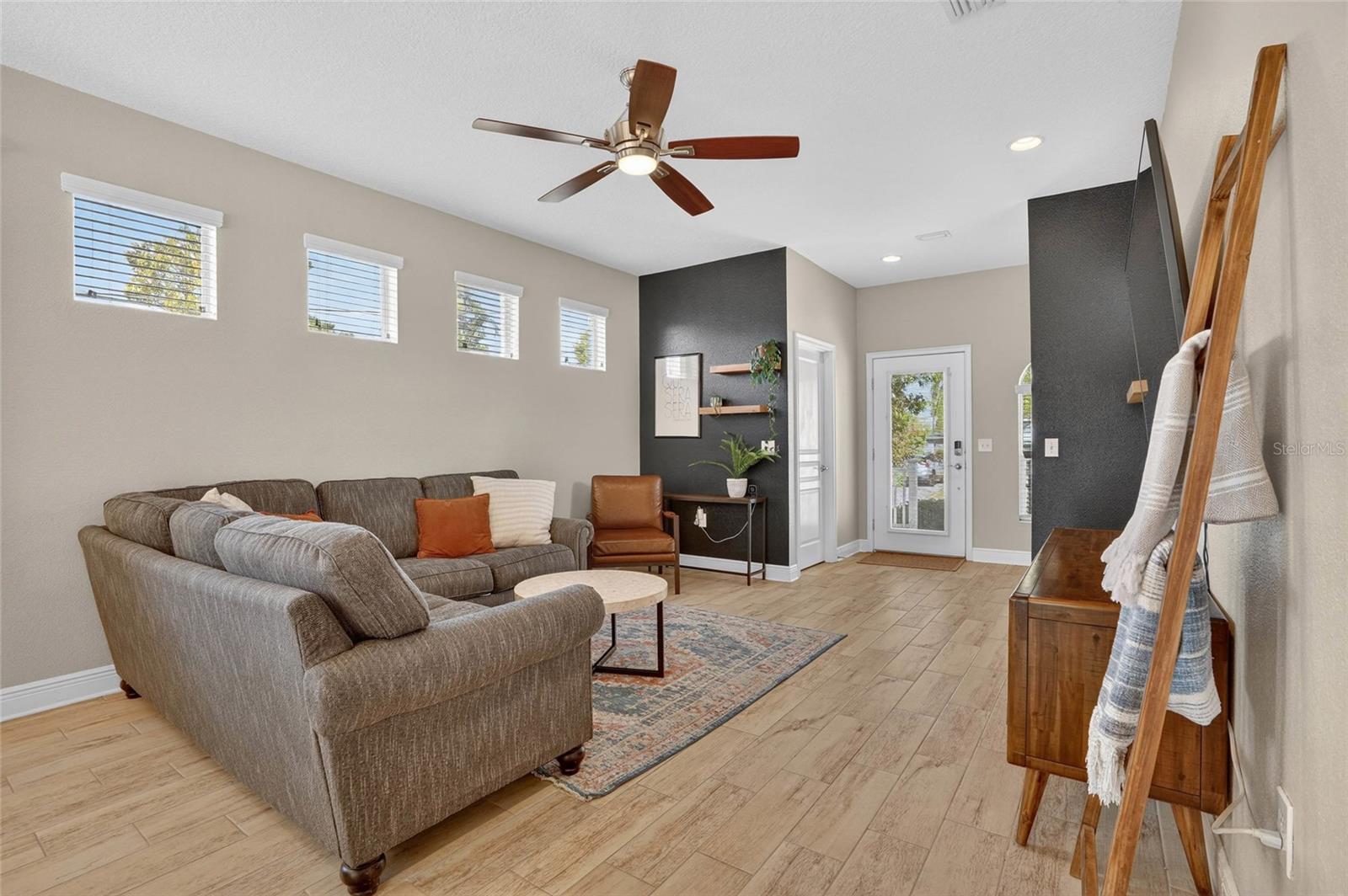 Listing photo id 8 for 2118 Lemon Street