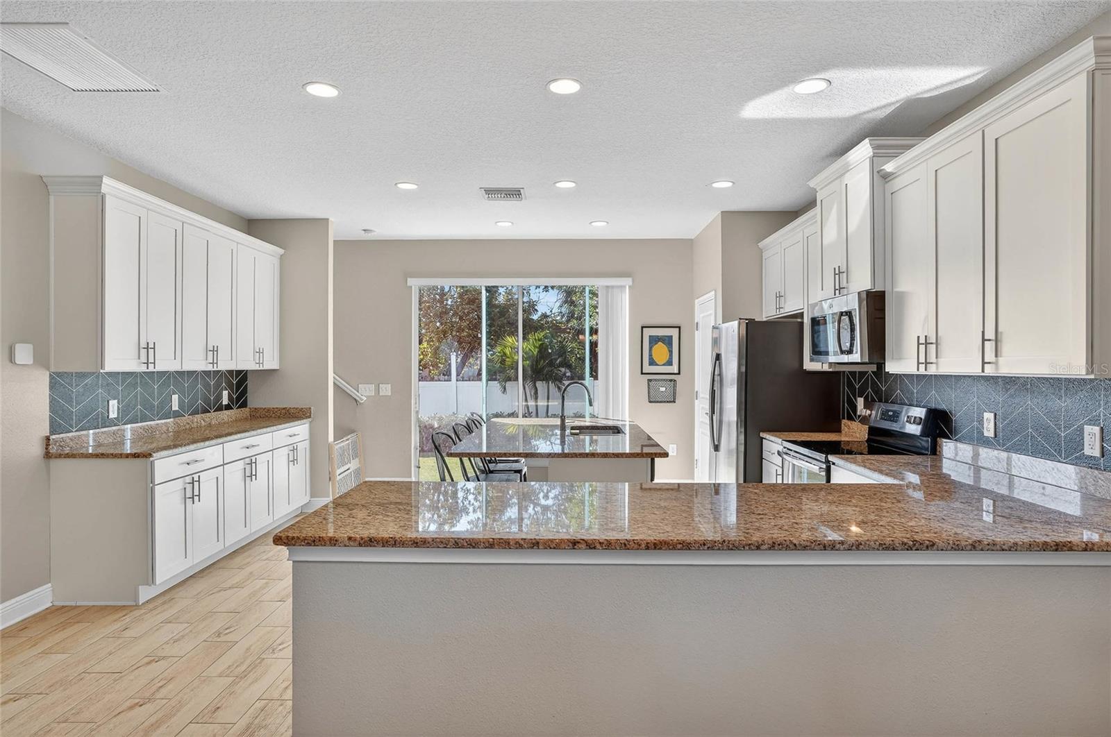 Listing photo id 11 for 2118 Lemon Street