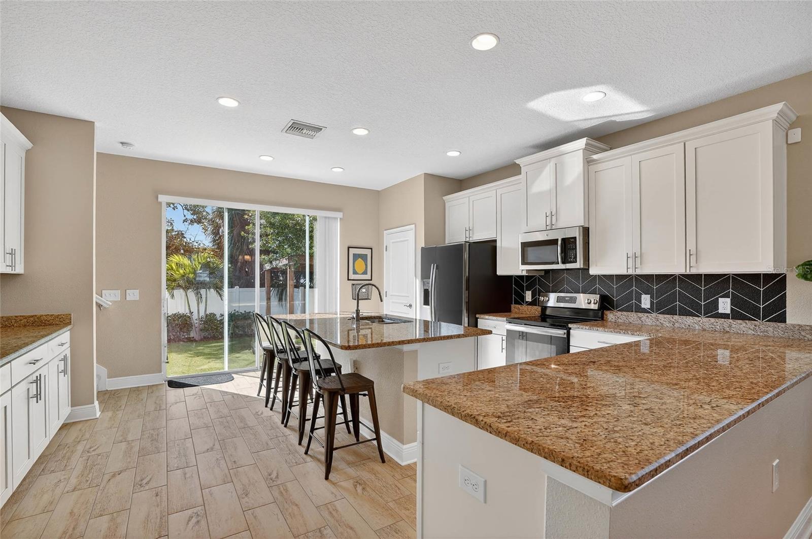 Listing photo id 12 for 2118 Lemon Street