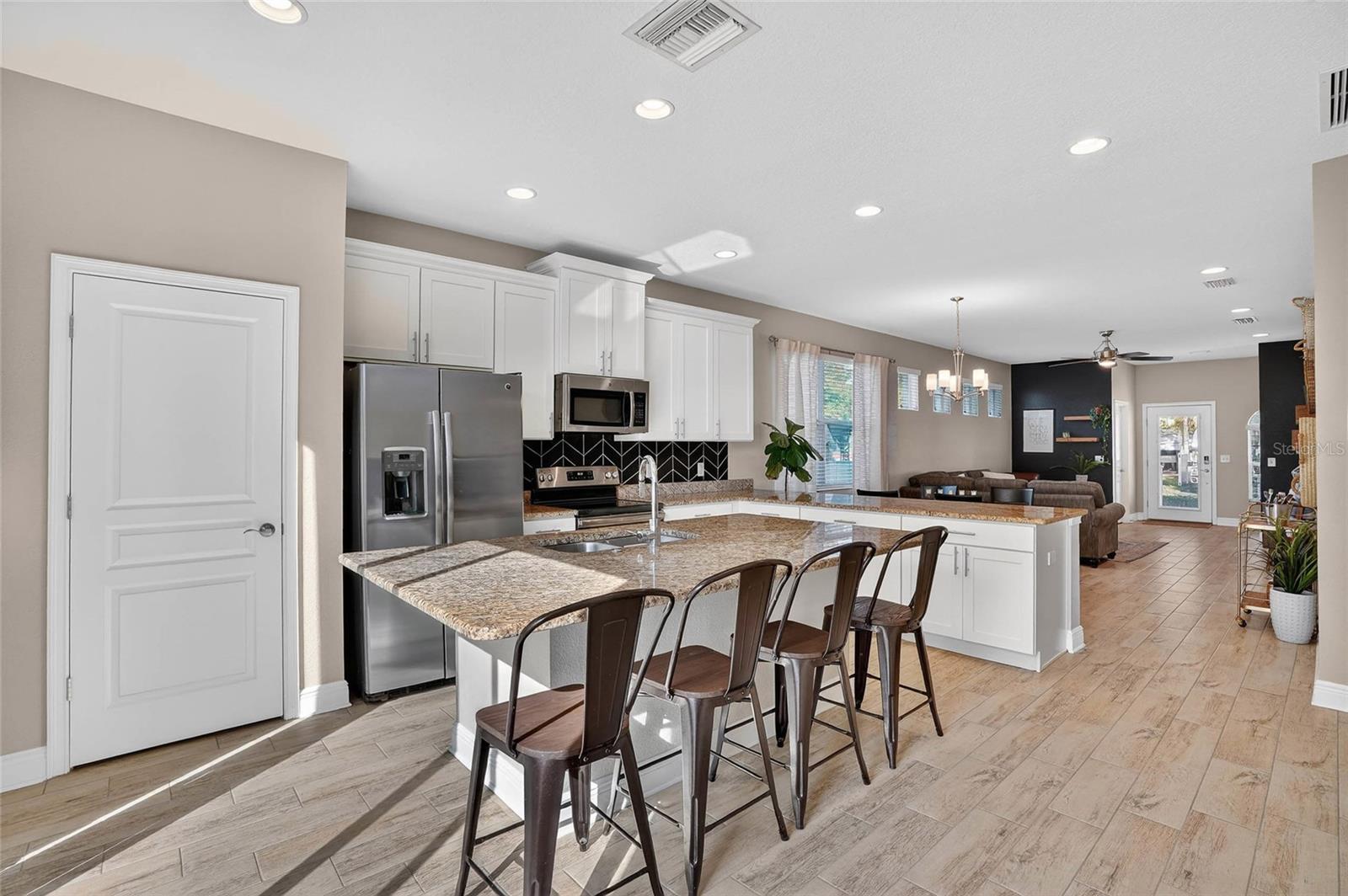 Listing photo id 13 for 2118 Lemon Street