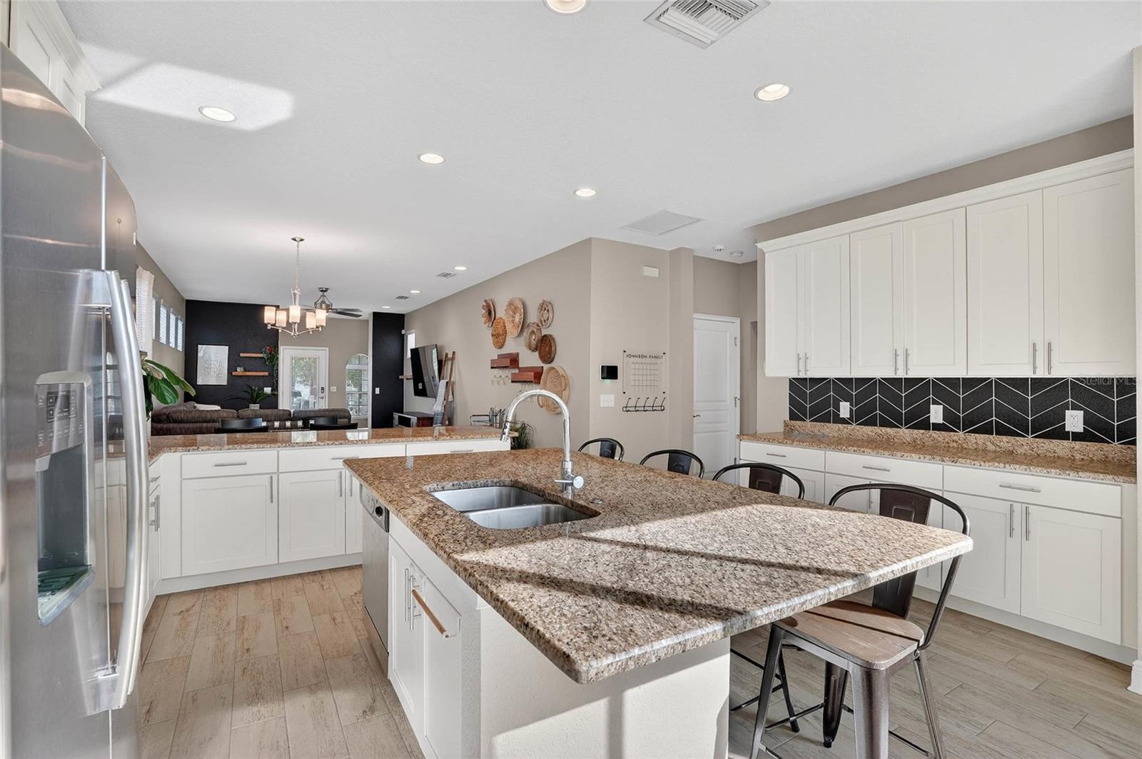 Listing photo id 15 for 2118 Lemon Street