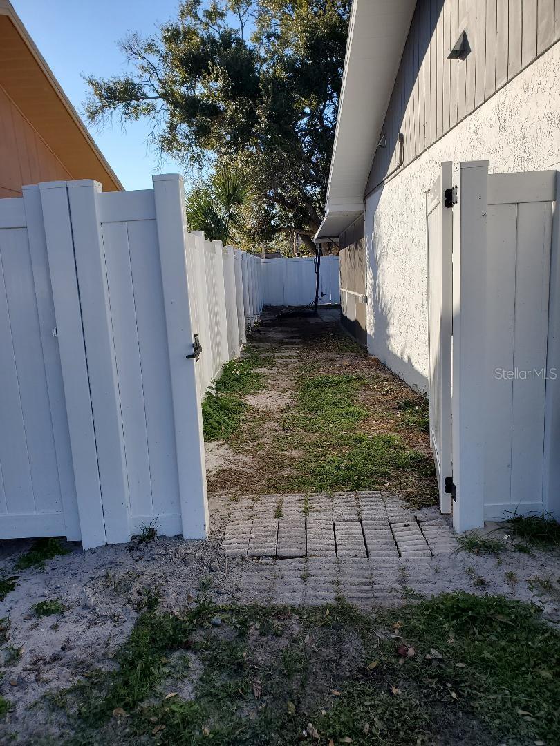 Listing photo id 17 for 7607 Winging Way Drive