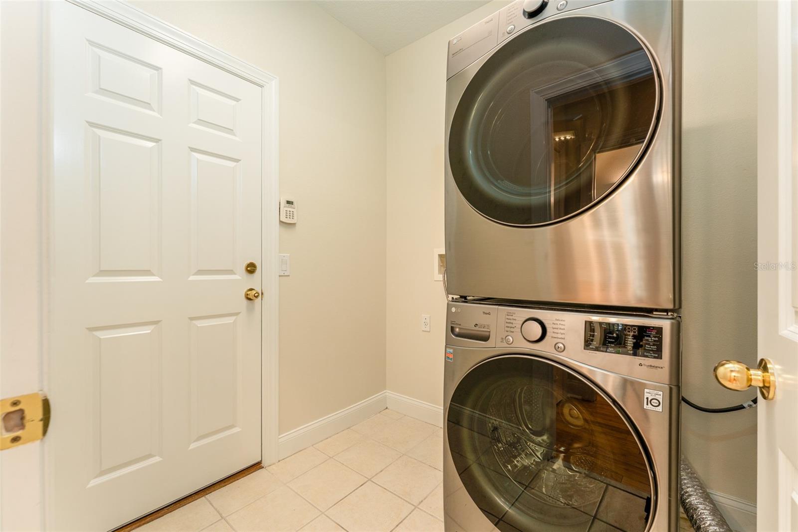 Image 39 of 49 For 3415 Heards Ferry Drive