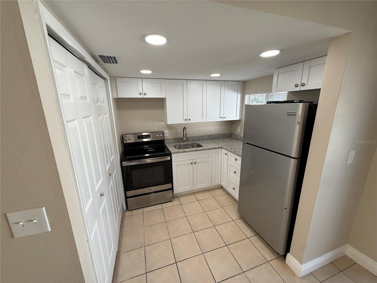 Image 3 of 13 For 3007 Manhattan Avenue A