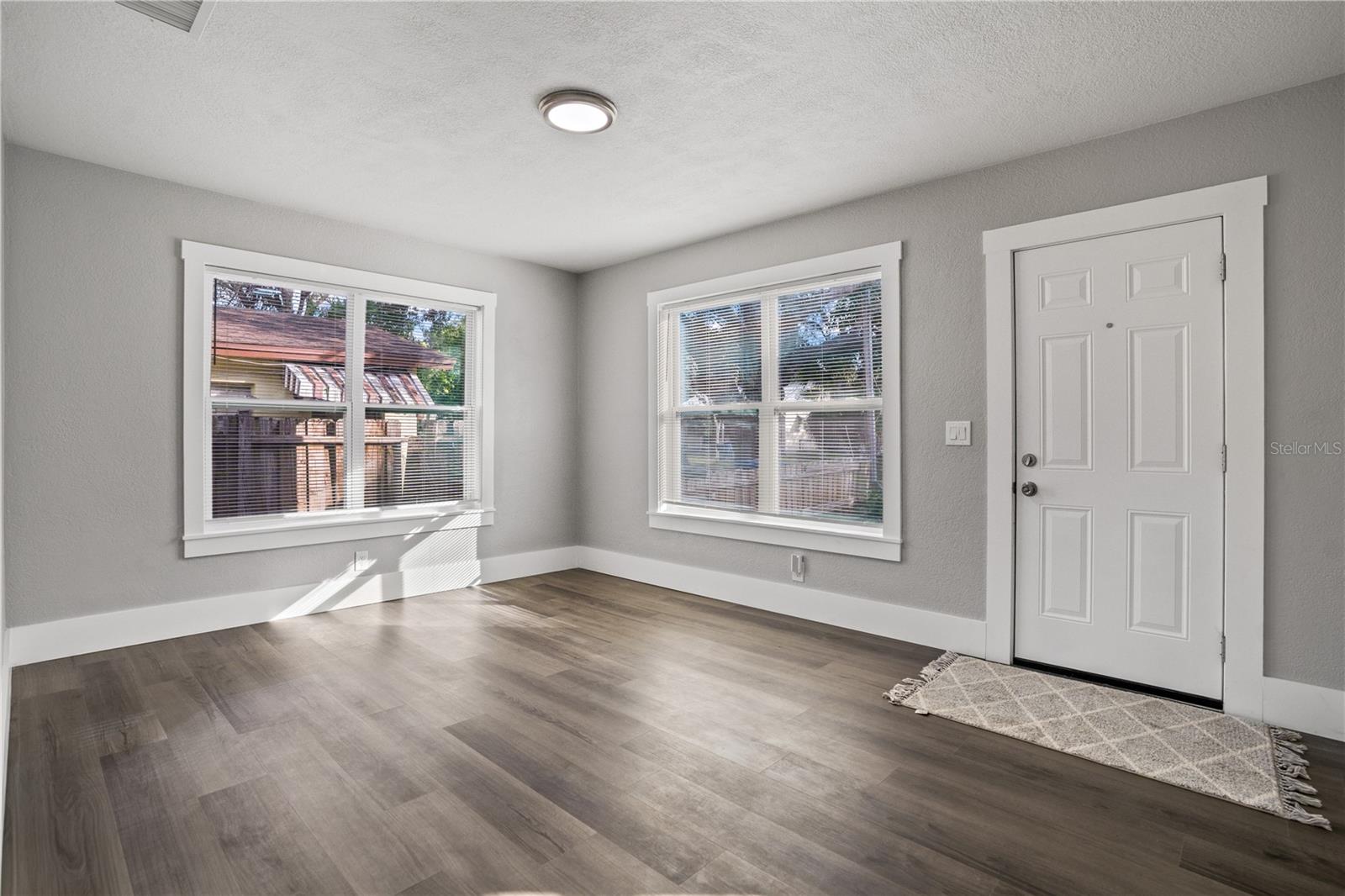 Image 5 of 27 For 1006 15th Avenue Nw