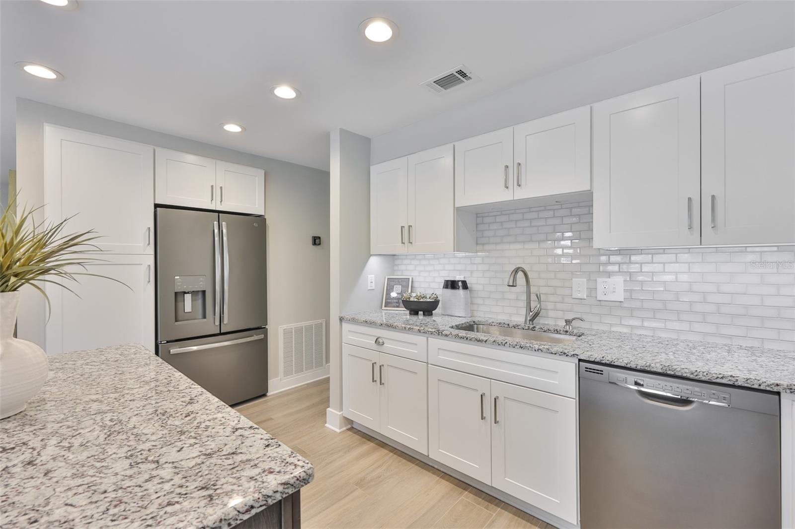 Image 10 of 35 For 4115 Bay Avenue