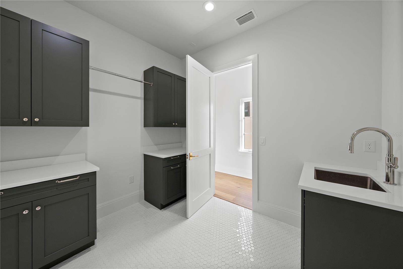 Image 46 of 58 For 4614 Tennyson