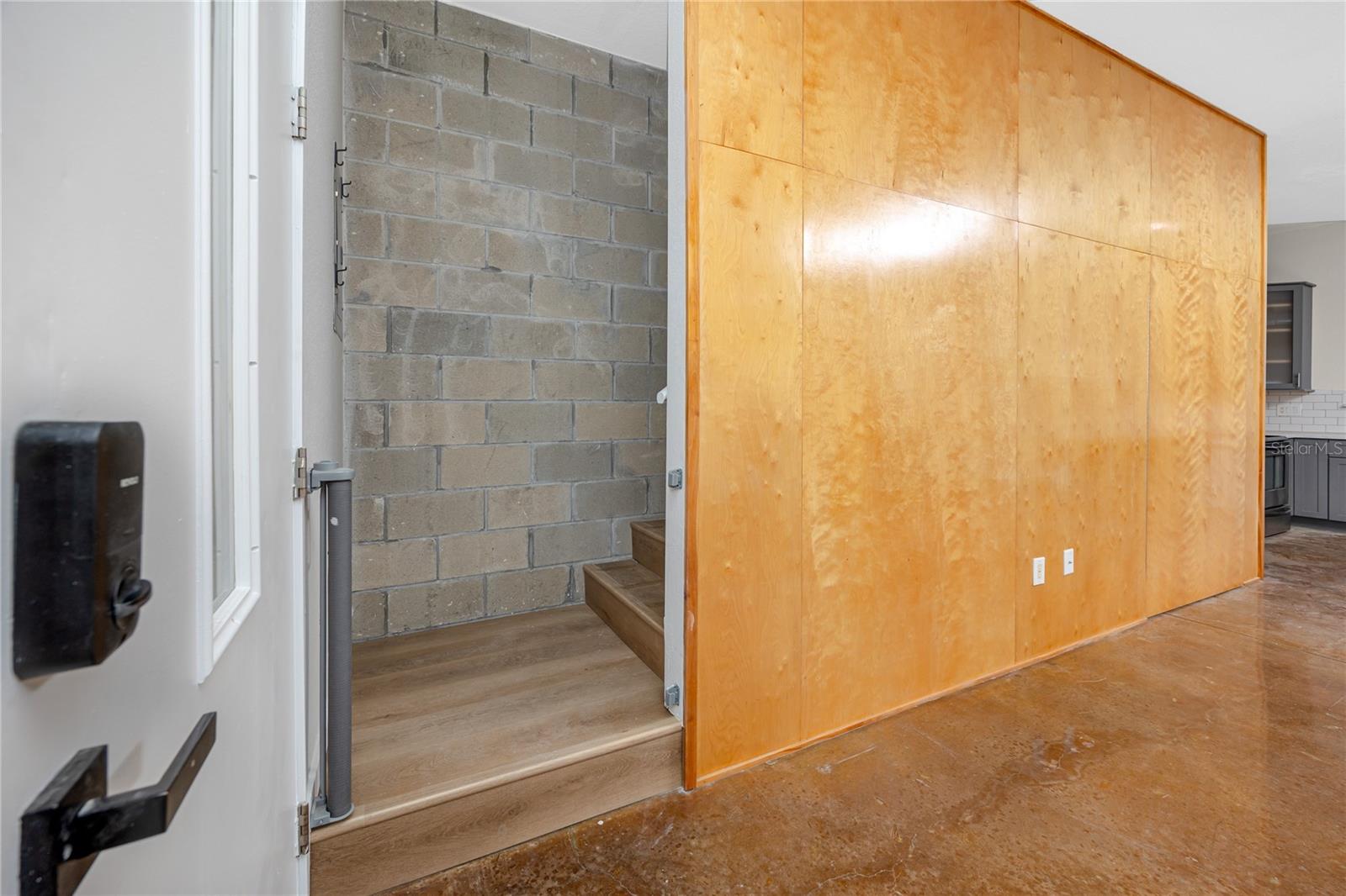 Image 16 of 34 For 851 3rd Ave N