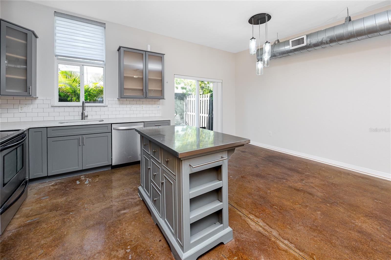 Image 7 of 34 For 851 3rd Ave N