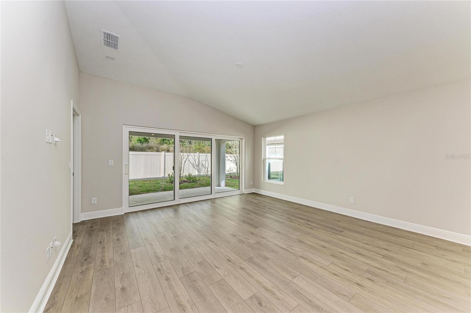 Image 19 of 28 For 12374 Oak Hill Way