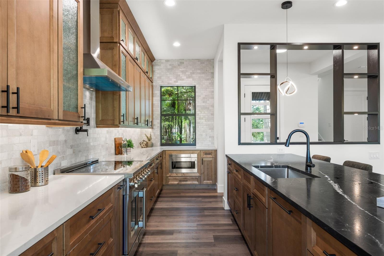 Image 10 of 74 For 321 Hanlon Street