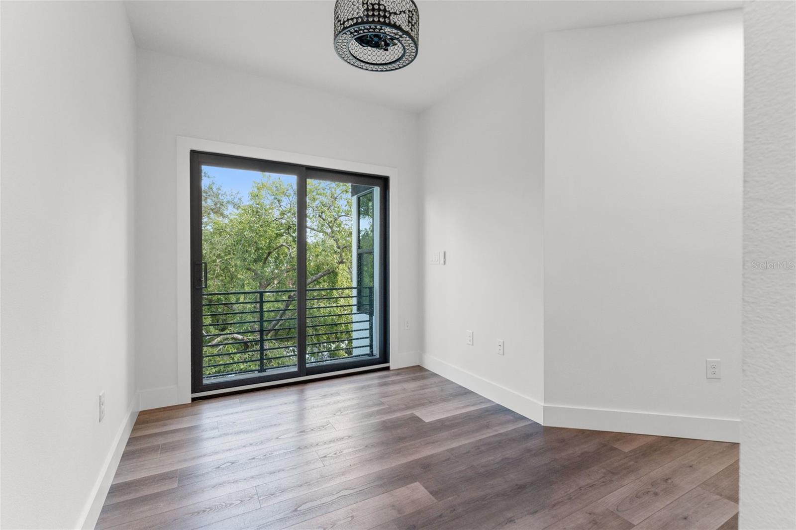 Image 26 of 74 For 321 Hanlon Street