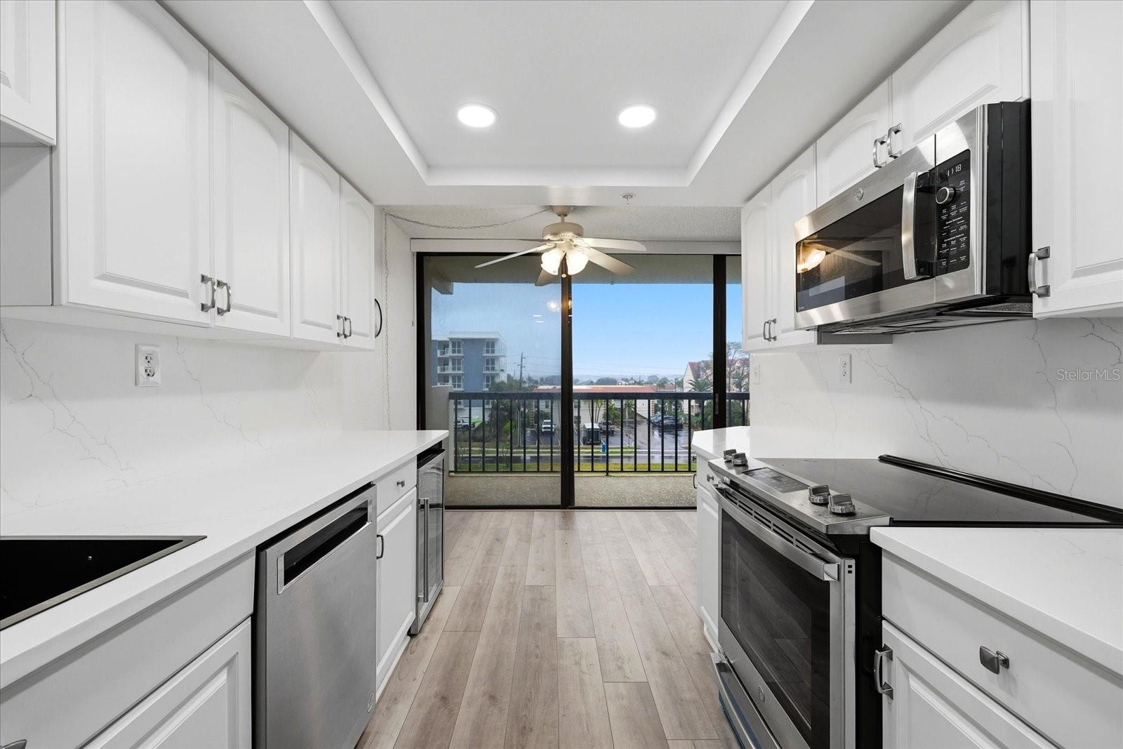 Image 11 of 37 For 400 Island Way 312