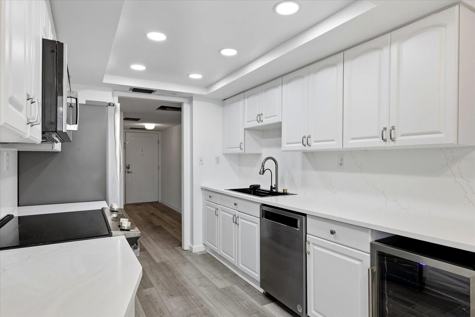 Image 13 of 37 For 400 Island Way 312