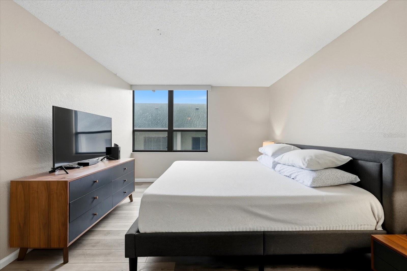 Image 22 of 37 For 400 Island Way 312